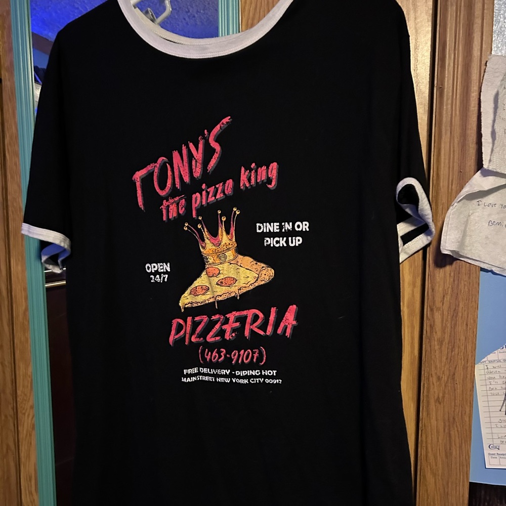 NWOT men’s Tony’s pizza stranger thing shirt Large